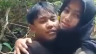 viral cewe jilbab ketahuan wikwik di tengah hutan